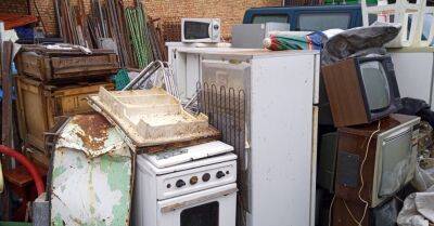 Нелегальный мусорщик свозил старые вещи на чужие участки под Резекне