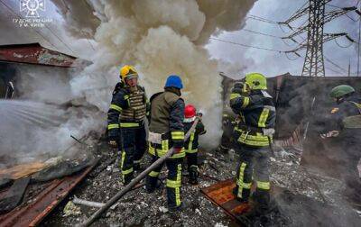 Спасатели ликвидируют последствия вражеских обстрелов в Киеве