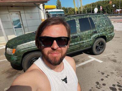 Фронтмен группы "Без Обмежень" показал авто, которое вместе со своими музыкантами купил для украинских защитников