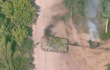 Бойцы ВСУ мастерски уничтожили замаскированный в лесу российский танк