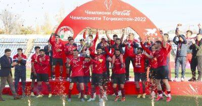 Душанбинскому «Истиклолу» вручены Кубок и золотые медали за победу в чемпионате Таджикистана-2022 по футболу