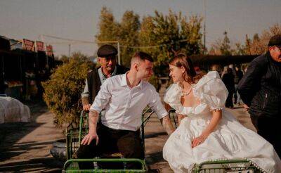 Релоканты провели атмосферную свадебную фотосессию на рынке Чорсу. Фото