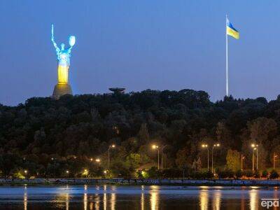 В Киеве приспускают главный государственный флаг Украины из-за погоды