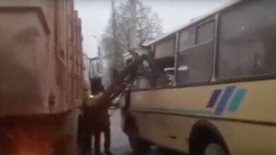 В Борисоглебске стрела манипулятора задела автобус, пострадала пассажирка