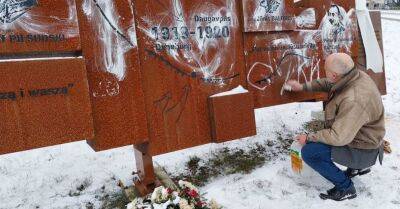 В Даугавпилсе испачкали краской памятник польским солдатам