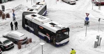 Фото: Автобус застрял в снегу во дворе жилого дома в Дрейлини