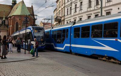 Українці можуть безкоштовно їздити транспортом у Польщі: кого стосуються пільги
