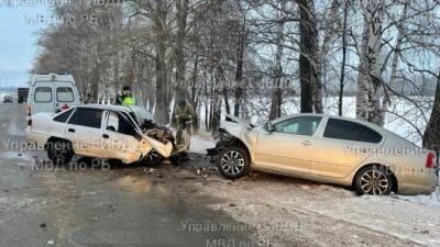 В столкновении двух иномарок на трассе в Башкирии пострадали трое. Один пострадавший скончался