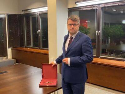 Глава МИД Эстонии подготовил для Пригожина наручники. Так он ответил на оправку "окровавленной" кувалды в Европарламент