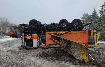 На М1 снегоуборочный грузовик рухнул на крышу после столкновения с фурой