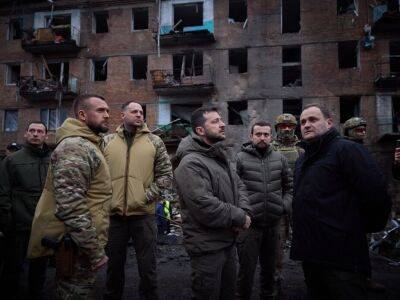 Зеленский посетил Вышгород, где в результате ракетного удара РФ погибло семь человек