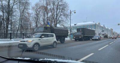 В Тверской области РФ заметили колонну военной техники с флагами Украины (видео)