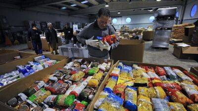 Волонтеры в Испании собирают продовольственную помощь для нуждающихся