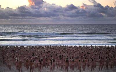 Унікальний перформанс на пляжі Бонді-біч: 2500 австралійців взяли участь у "голій фотосесії"
