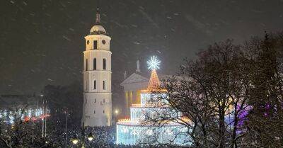 ФОТО, ВИДЕО. Вильнюс зажег самую большую елку за все времена — на 700 свечей с сюрпризом внутри