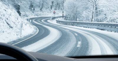 После снегопада на дорогах Латвии затруднено движение