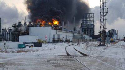 В россии горит крупнейший нефтехимический комбинат Сибири: что известно