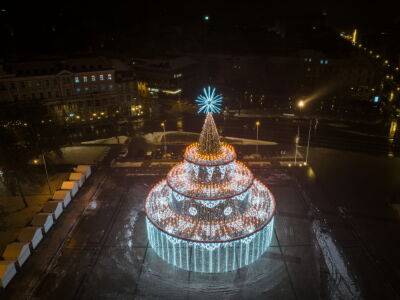 На рождественской ёлке в Вильнюсе зажжено 700 свечей