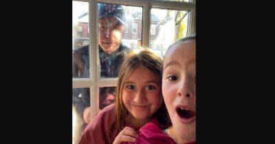 Как в "Один дома": Байден заглянул в окно к маленьким девочкам в Массачусетсе (видео)