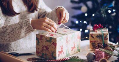 Опрос: более половины латвийцев планируют потратить меньше денег на рождественские подарки в этом году
