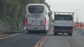 Водитель школьного автобуса подверг риску десятки детей на юге Израиля - видео