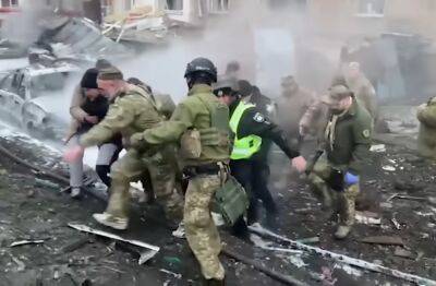 Много раненых: первые минуты после ракетного удара по Киеву. Видео