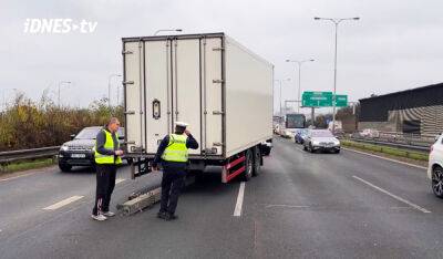 В Праге водитель грузовика не заметил, как потерял прицеп: видео