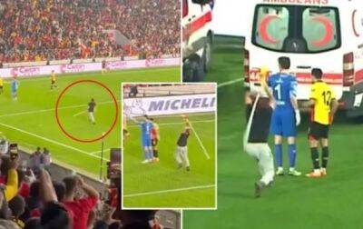 В Турции фанат избил вратаря соперников угловым флажком