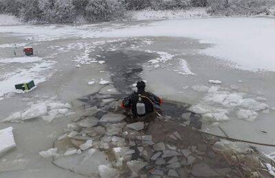 В Дзержиском районе под лед провалились трое рыбаков