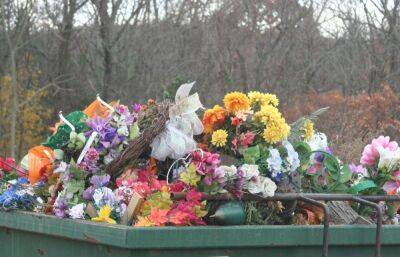 На кладбище в Кесовой Горе площадка для мусора не оборудовали в соответствии с санитарными нормами