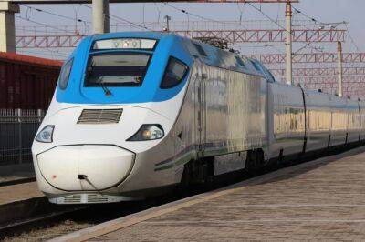 Мирзиёев поручил наладить движение скоростных поездов до Нукуса