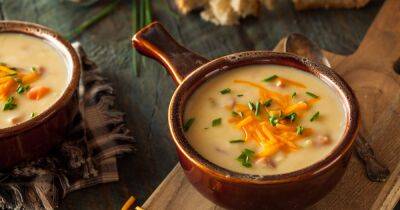 Всего пять ингредиентов. Рецепт простого сырного супа с курицей - focus.ua - Украина