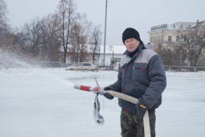 Круглосуточно наращивают лёд на Соборной площади Кунгура