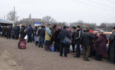 Росіяни продовжують блокувати виїзд українців через Василівку