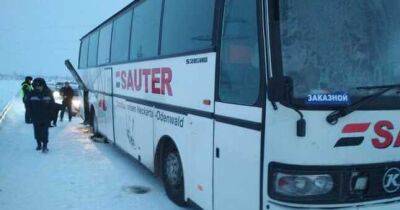 В Акмолинской области из замерзшего автобуса эвакуировали более 40 граждан Таджикистана