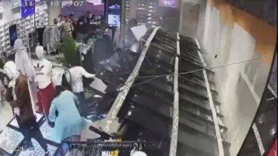 Видео: так в торговом центре "Азриэли" в Тель-Авиве на покупателей обрушились стеллажи