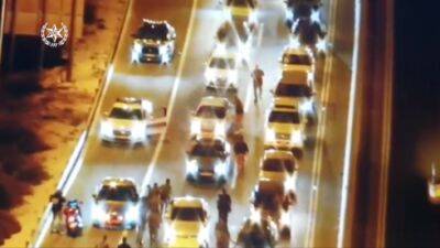 Видео: полиция задержала 7 водителей свадебного кортежа в Бейт-Шемеше за проезд на красный