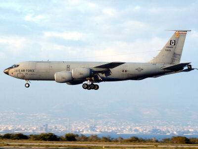 Американский военный самолет "нарисовал" пенис в небе рядом с российской авиабазой – La Repubblica