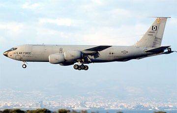 Американский военный самолет нарисовал «причудливый знак» в небе над российской авиабазой