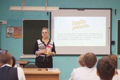 Уполномоченный по правам ребёнка в Пермском крае Светлана Денисова провела открытый урок для кунгурских десятиклассников