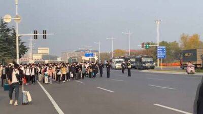 Китай: сотрудники завода Foxconn массово бежали из-за карантина