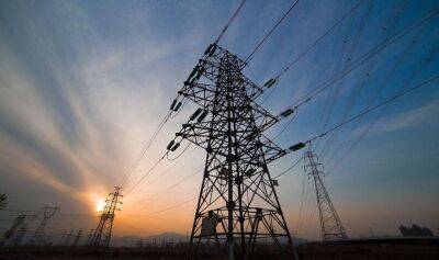 На севере и в центре Украины ввели графики отключения электричества