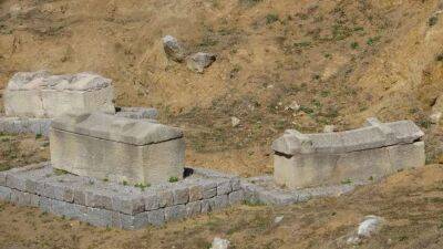 Археологи виявили у Туреччині 2000-річні могили матері та дитини (Фото)