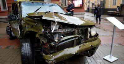 ФОТО. В Вецриге можно осмотреть пожертвованное Латвией авто, пострадавшее на войне в Украине