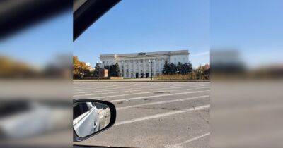 Со здания оккупационной администрации в Херсоне исчез российский флаг, — ОВА (фото, видео)