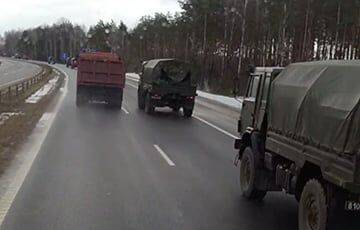 В Речице белорус показал из авто средний палец колонне российских оккупантов