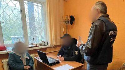 На Харьковщине "директор" школы уничтожала украинские книги и символику