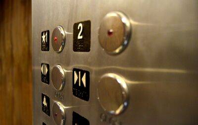 В Киеве в застрявшем лифте у женщины начались роды