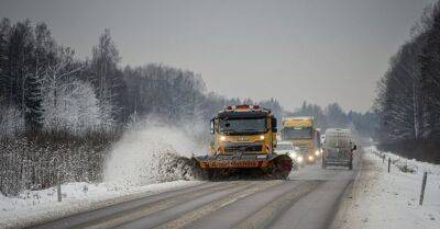 В среду утром многие дороги в Латвии обледенели и занесены снегом