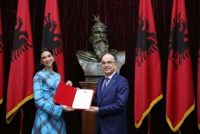Дуа Липа - Відома британська співачка отримала громадянство Албанії - lenta.ua - Украина - Косово - Лондон